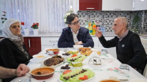 Presidenti Pendarovski për iftar te familja Mamuti