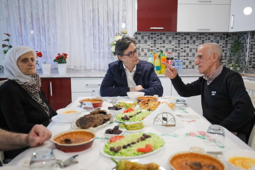 Presidenti Pendarovski për iftar te familja Mamuti