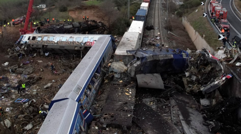 E frikshme, momenti fatal kur dy trenat përplasen kokë më kokë në Greqi (VIDEO)