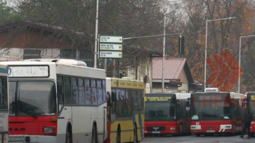 (VIDEO) Transportuesit privat dhe qyteti i Shkupit merren vesh për borxhin