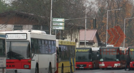 (VIDEO) Nisin sërish pakënaqësitë, autobusët privatë punuan vetëm deri në orën 10:00