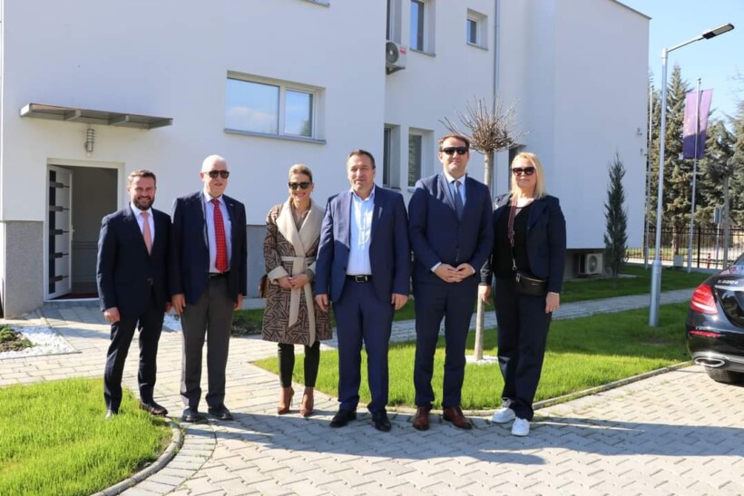 Kryetari i Sarajit takon ambasadorët e Shqipërisë dhe Malit të Zi