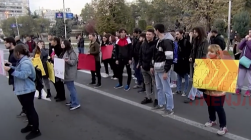 (VIDEO) Nxënësit e shkollave të mesme i ftojnë studentët të protestojnë së bashku