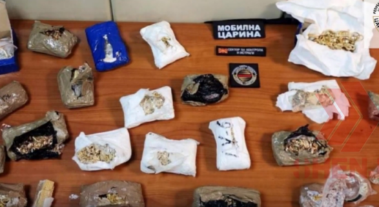 (VIDEO) Në Aeroportin e Shkupit konfiskohen mbi 43 kg ar me vlerë 2.3 milionë euro