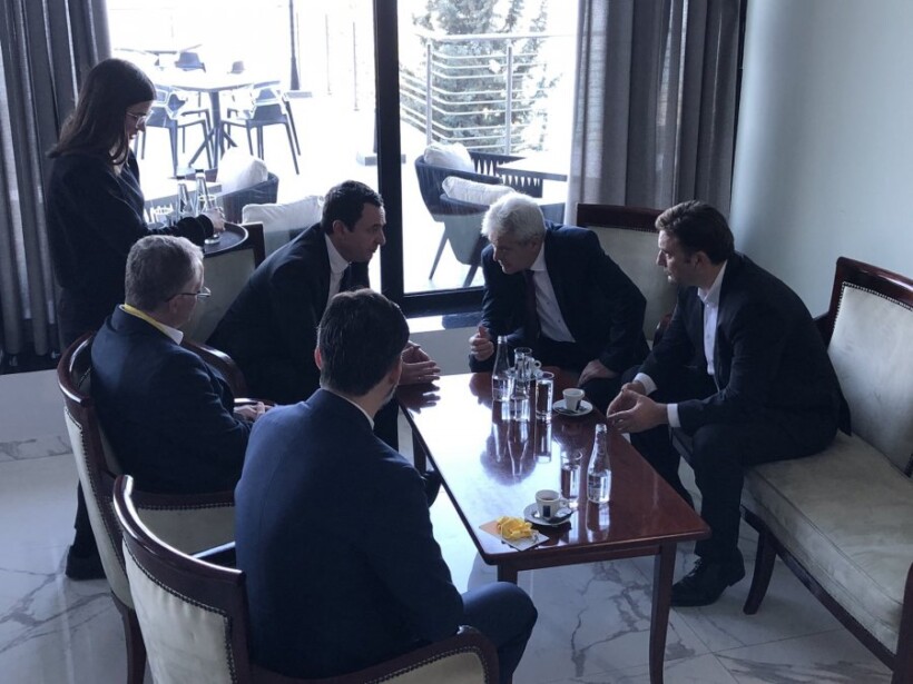 Ali Ahmeti në takim me Kryeministrin Kurti para fillimit të takimeve