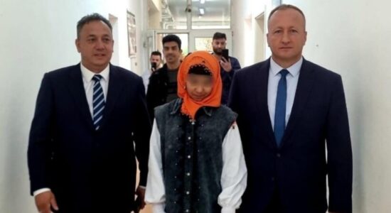 Nuhiu: Askush nuk mund të ndalojë Aleynën të mësojë për shkak të shamisë