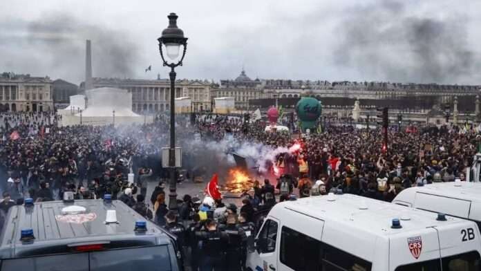 Franca “digjet” nga protestat, qytetarët kundër rritjes së moshës së pensioneve