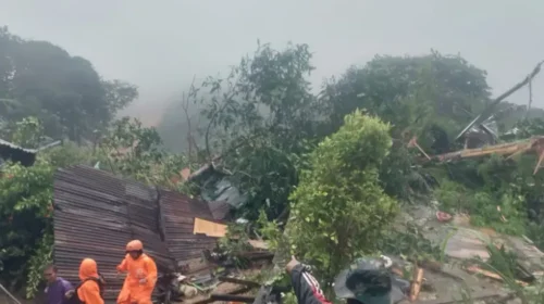 21 të vdekur nga rrëshqitja e dheut në Indonezi, dhjetëra ende të zhdukur