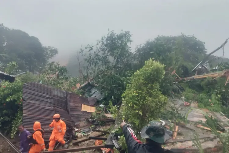 21 të vdekur nga rrëshqitja e dheut në Indonezi, dhjetëra ende të zhdukur