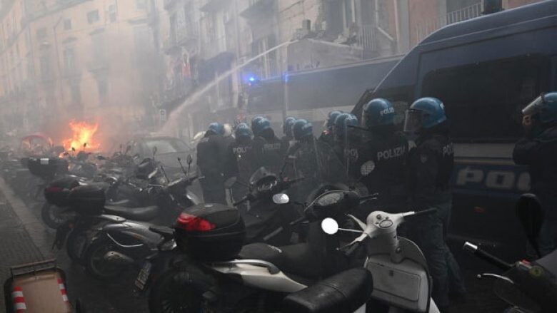 Skena dhune, përplasje, flakë – tifozët e Frankfurtit dhe Atalantas bëhen bashkë dhe sulmojnë policinë në Napoli