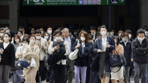 Japonezët mbajnë maskat edhe pas vendimit për heqjen e tyre