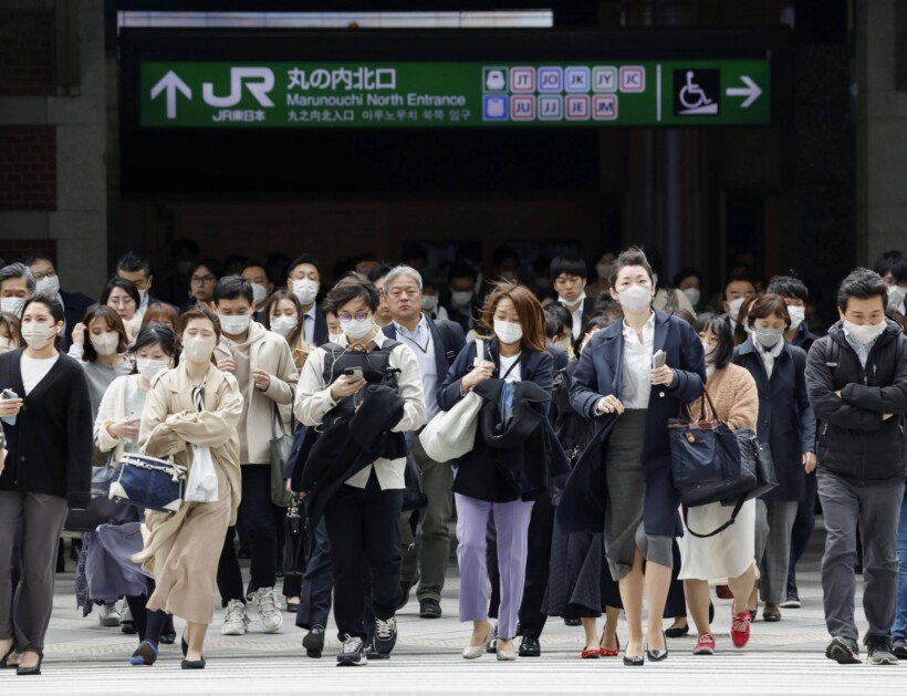 Japonezët mbajnë maskat edhe pas vendimit për heqjen e tyre
