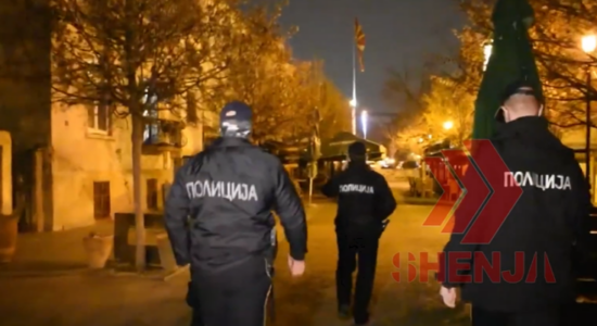 (VIDEO) Hyn në fuqi ligji, uniformat e policisë edhe në gjuhën shqipe