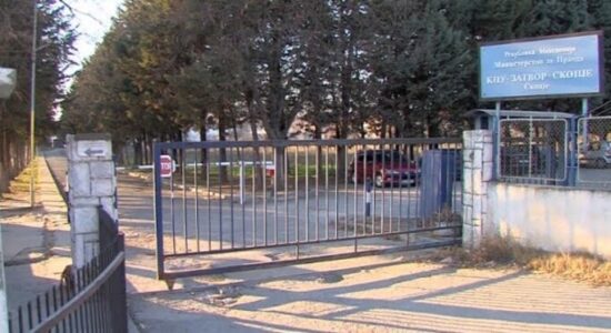 Vdes një i paraburgosur në burgun e Shutkës