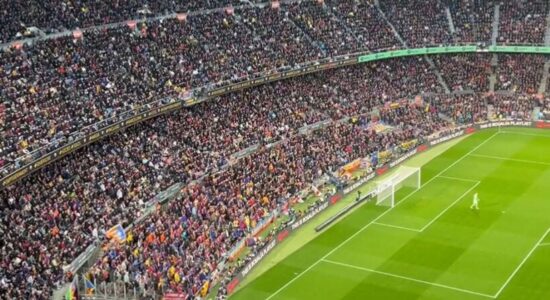 Skandaloze: Tifozët e Barcelonës këndojnë për “vdekjen e Viniciusit”