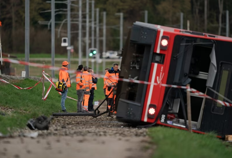 Dalin nga shinat dy trena në Zvicër, raportohet për të plagosur