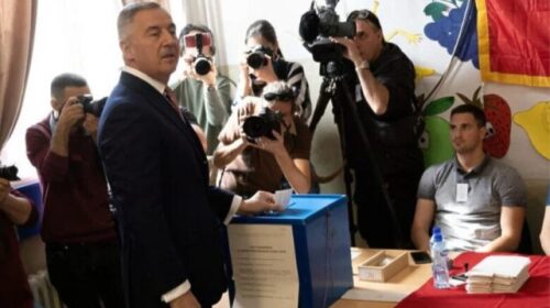 Gjukanoviq votoi në Podgoricë dhe i dërgoi një mesazh Serbisë: Do të duhet të ndryshoni qëndrimin ndaj fqinjëve tuaj