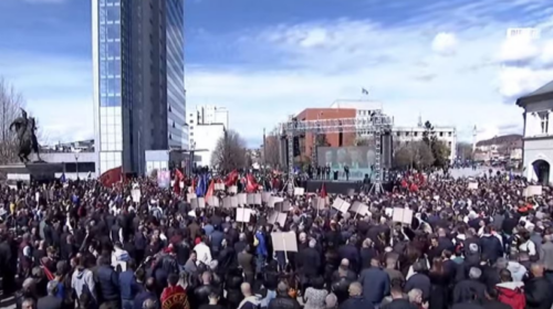 LIVE/ Mijëra qytetarë e nisin Marshin për Drejtësinë dhe UÇK-në (VIDEO)