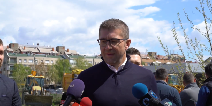 (VIDEO) Mickoski thirrje Pendarovskit të mos i nënshkruajë ligjet e korridoreve
