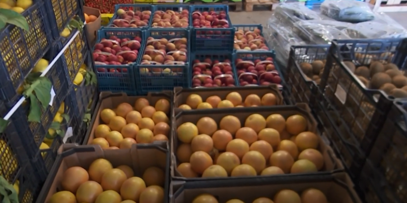 (VIDEO) Në tregun me shumicë janë konfiskuar mbi 15 ton fruta dhe perime