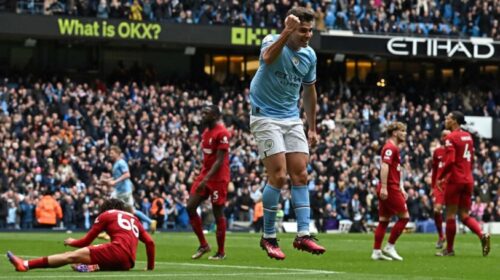 Manchester City argëtohet ndaj Liverpool dhe vendos nën presion Arsenalin