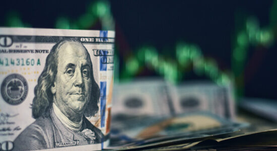 ‘Bota në fokus’ – De-dollarizimi, një rebelim kundër “King Dollar” po shpërthen