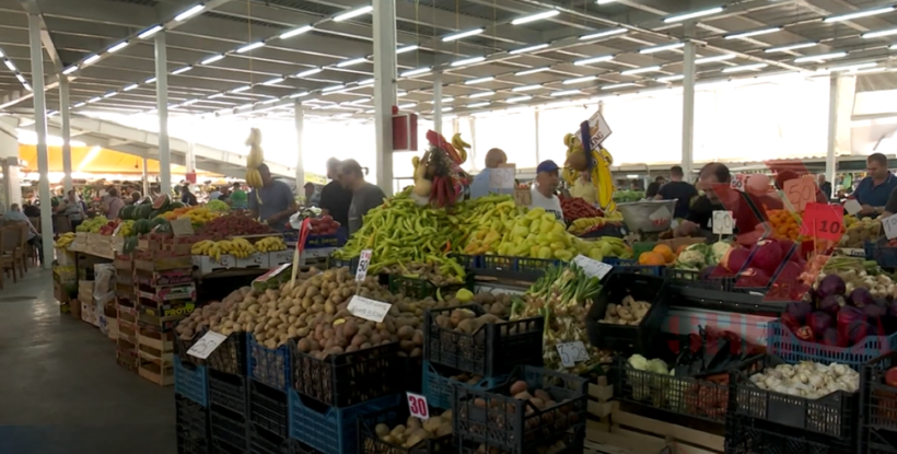 (VIDEO) Nesër Qeveria do t’i ngrijë çmimet e domateve dhe specave