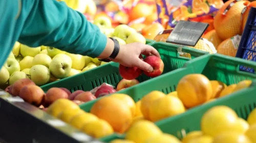 Pritet vendim se cilat lloje të perimeve dhe frutave do të jenë me çmime të ngrira