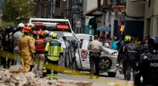Tragjedi në Ekuador, rrëshqitjet e dheut rrafshojnë lagjen, 27 të vdekur, 67 të zhdukur