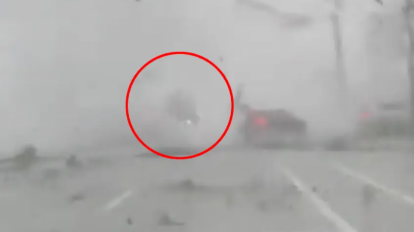 Kamera kap momentin kur tornadoja e rrotullon një veturë në Florida