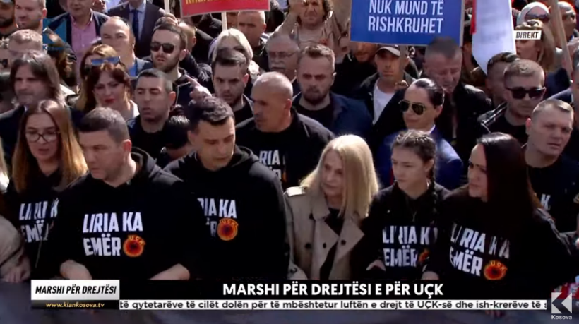 Familjarët e Thaçit dhe Veselit i prijnë Marshit për Drejtësi (FOTO)