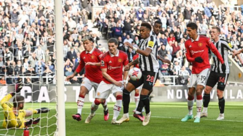 Newcastle befason Unitedin, kërkon kualifikimin në Champions