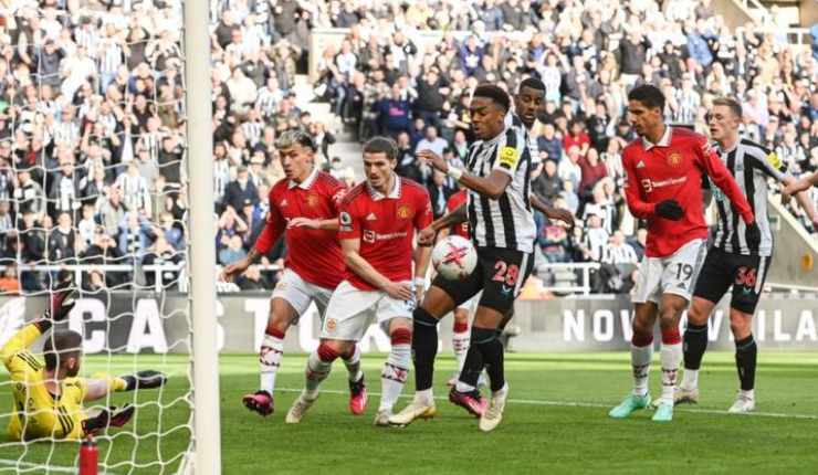 Newcastle befason Unitedin, kërkon kualifikimin në Champions