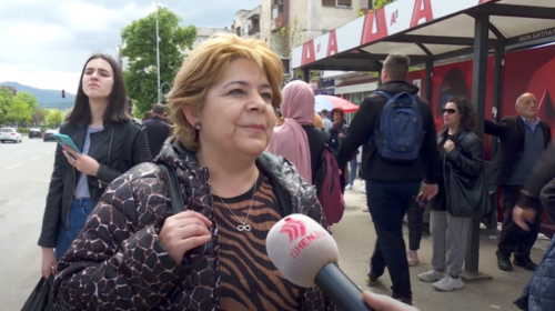 (VIDEO) Mungesa e autobusëve, qytetarët të nervozuar presin me orë të tëra