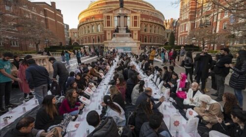 Rreth 450 veta morën pjesë në iftarin para sallës së famshme “Royal Hall” në Londër