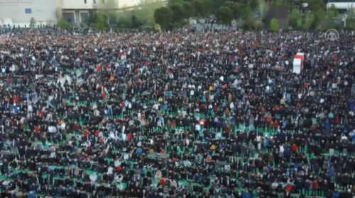 (VIDEO) Shqipëria dhe Kosova festojnë Bajramin, sheshi “Skënderbej” mbushet me besimtarë