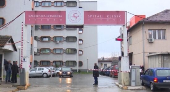 (VIDEO) Pacienti vdiq në korridorin e spitalit të Tetovës, familjarët akuzojnë mjekët