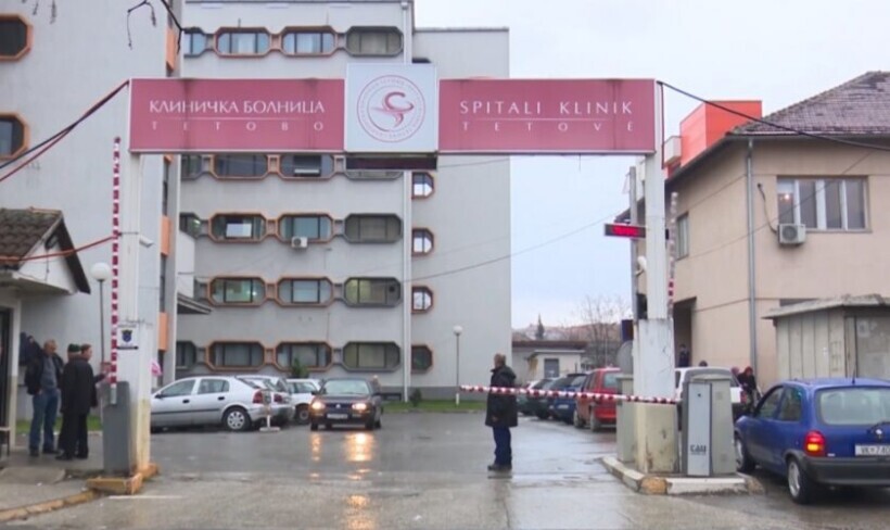 (VIDEO) Pacienti vdiq në korridorin e spitalit të Tetovës, familjarët akuzojnë mjekët