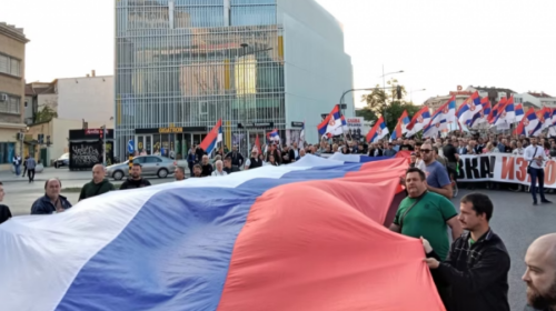 E djathta në Serbi proteston kundër marrëveshjes së Ohrit, kërkon dorëheqjen e zyrtarëve të lartë