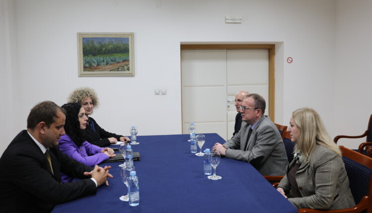 Taravari takoi Presidenten e Kosovës Vjosa Osmanin