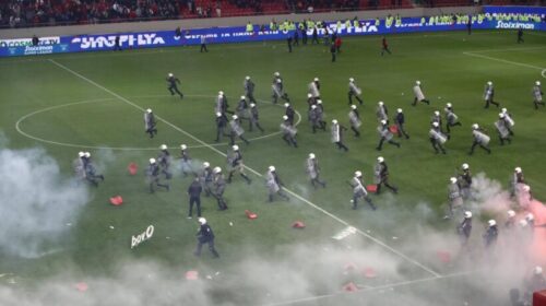 (VIDEO) Humbën ndaj AEK, tifozët e Olympiacos pushtojnë fushën dhe shkatërrojnë stadiumin