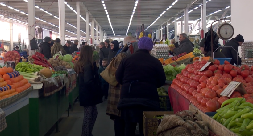 (VIDEO) Kufizohen çmimet e 11 frutave dhe perimeve, nga e mërkura nuk ka speca mbi 90 denarë