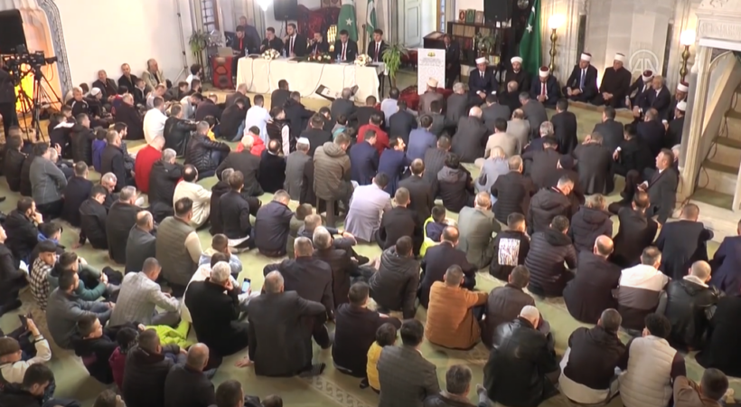 (VIDEO) Besimtarët myslimanë festojnë Fitër Bajramin