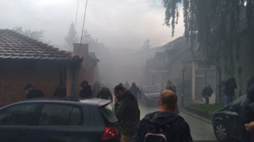 Momenti kur serbët tentojnë të futen në Komunën e Zveçanit, Policia e Kosovës i largon me sprej