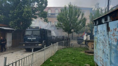 KFOR-i shpërndan protestuesit serbë dhe liron rrugën për të kaluar veturat e policisë