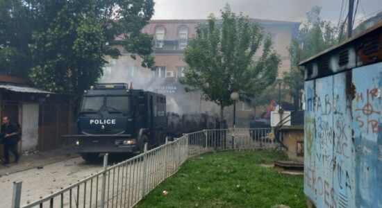 KFOR-i shpërndan protestuesit serbë dhe liron rrugën për të kaluar veturat e policisë