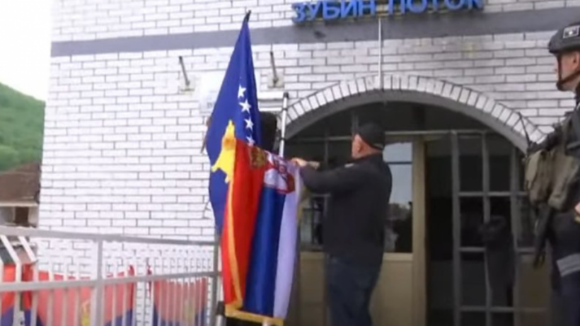 (FOTO) Largohen flamujt serbë, vendoset flamuri i Kosovës në Komunën e Zubin Potokut