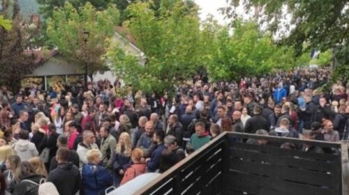 Serbët vazhdojnë protestat në Zveçan, Leposaviq e Zubin Potok