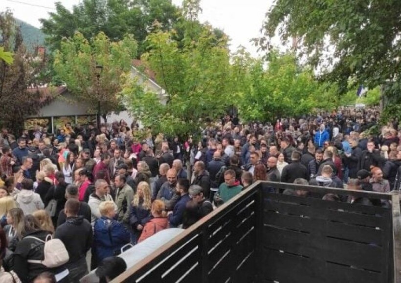 Serbët vazhdojnë protestat në Zveçan, Leposaviq e Zubin Potok