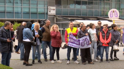 (VIDEO) Protestuan pacientët me fibrozë cistike, kërkojnë ilaçe për të gjithë të sëmurët